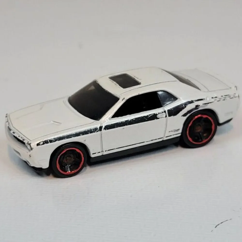 Hot Wheels ‘08 Dodge Challenger SRT8 White / '71 Dodge Charger Red‎ Lines Yellow